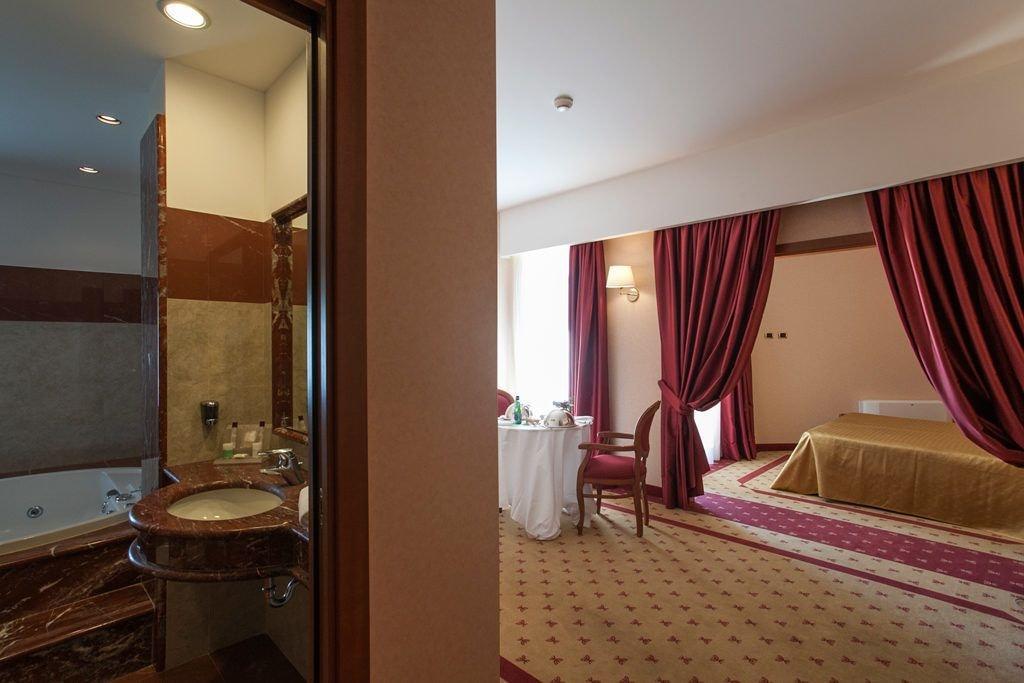 Hotel Grand La Chiusa Di Chietri 4*
